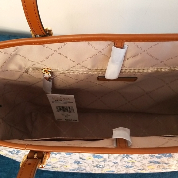 SOLD Michael Kors | Carry All Tote Vanilla Lugg Blue/Yellow Floral - Picture 6 of 11